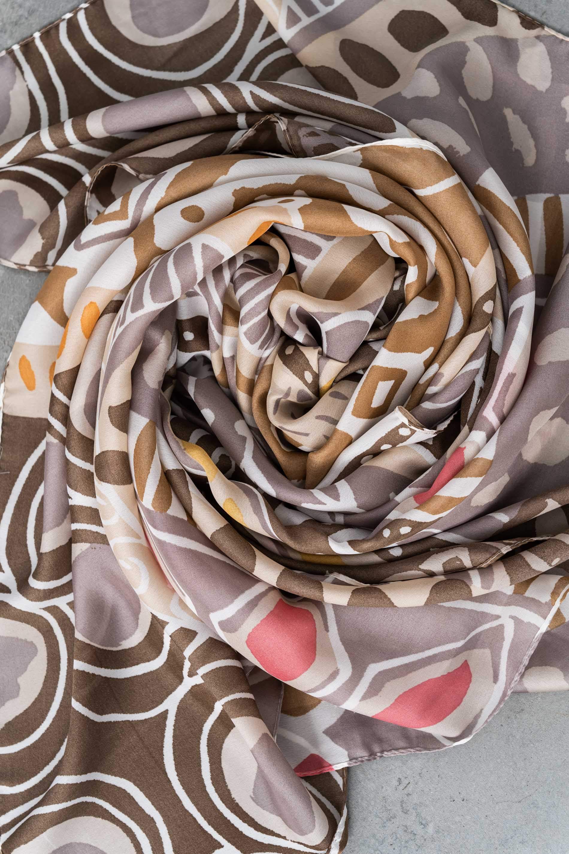 FOULARD EFECTO SEDA MOSAICO BEIGE - Imagen 3