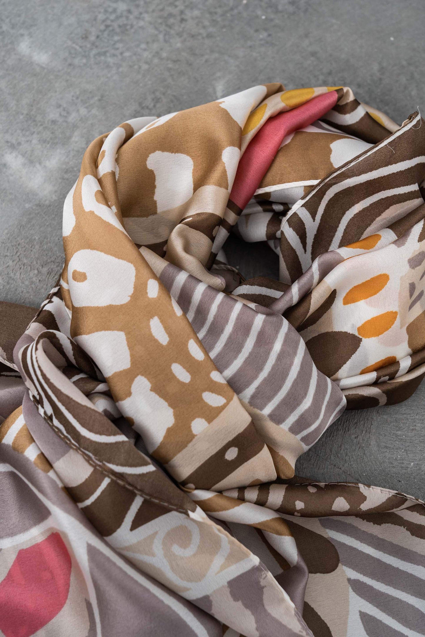 FOULARD EFECTO SEDA MOSAICO BEIGE - Imagen 4