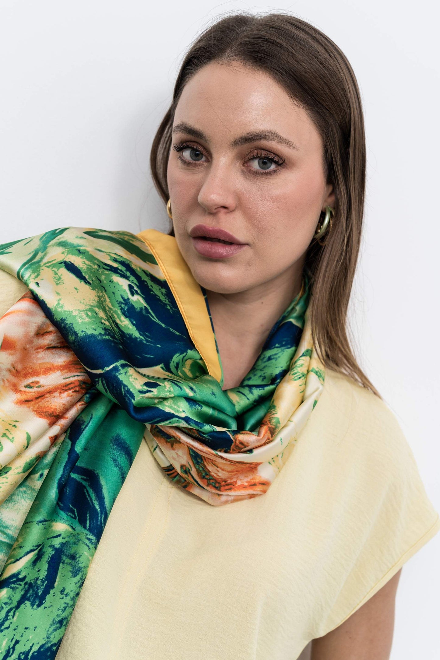 FOULARD EFECTO SEDA HOJAS AMARILLO - Imagen 2