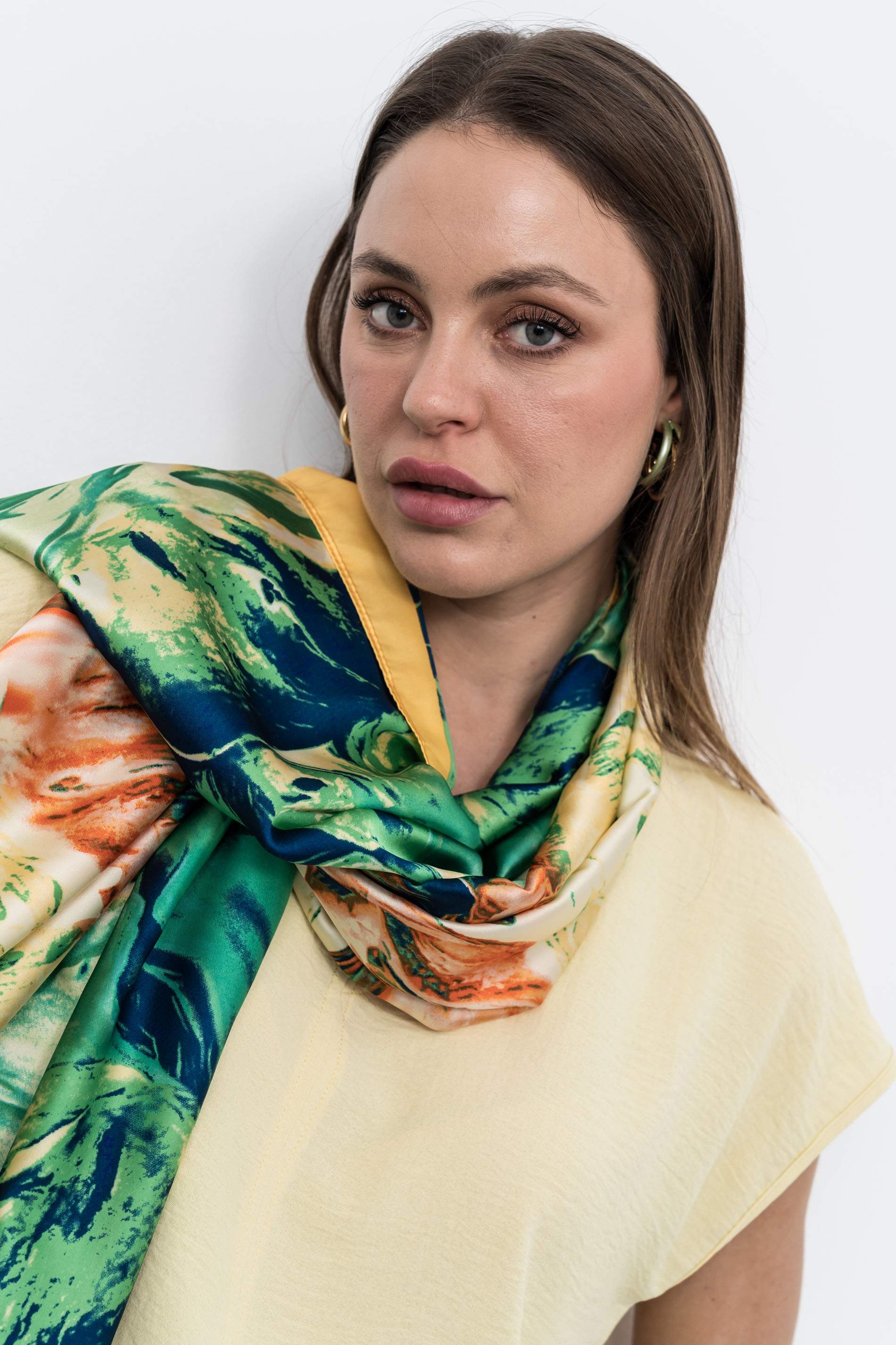 FOULARD EFECTO SEDA HOJAS AMARILLO - Imagen 2