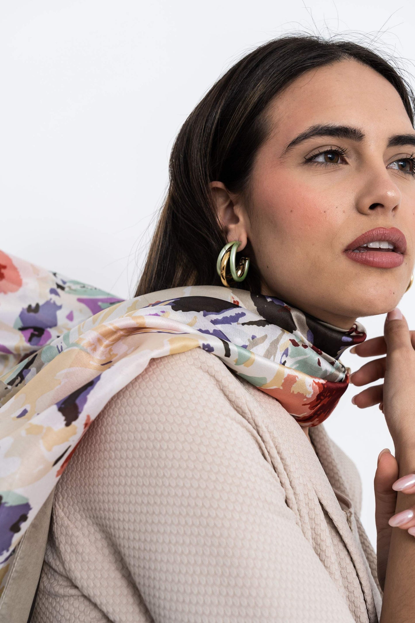 FOULARD EFECTO SEDA TRAZOS BEIGE - Imagen 2