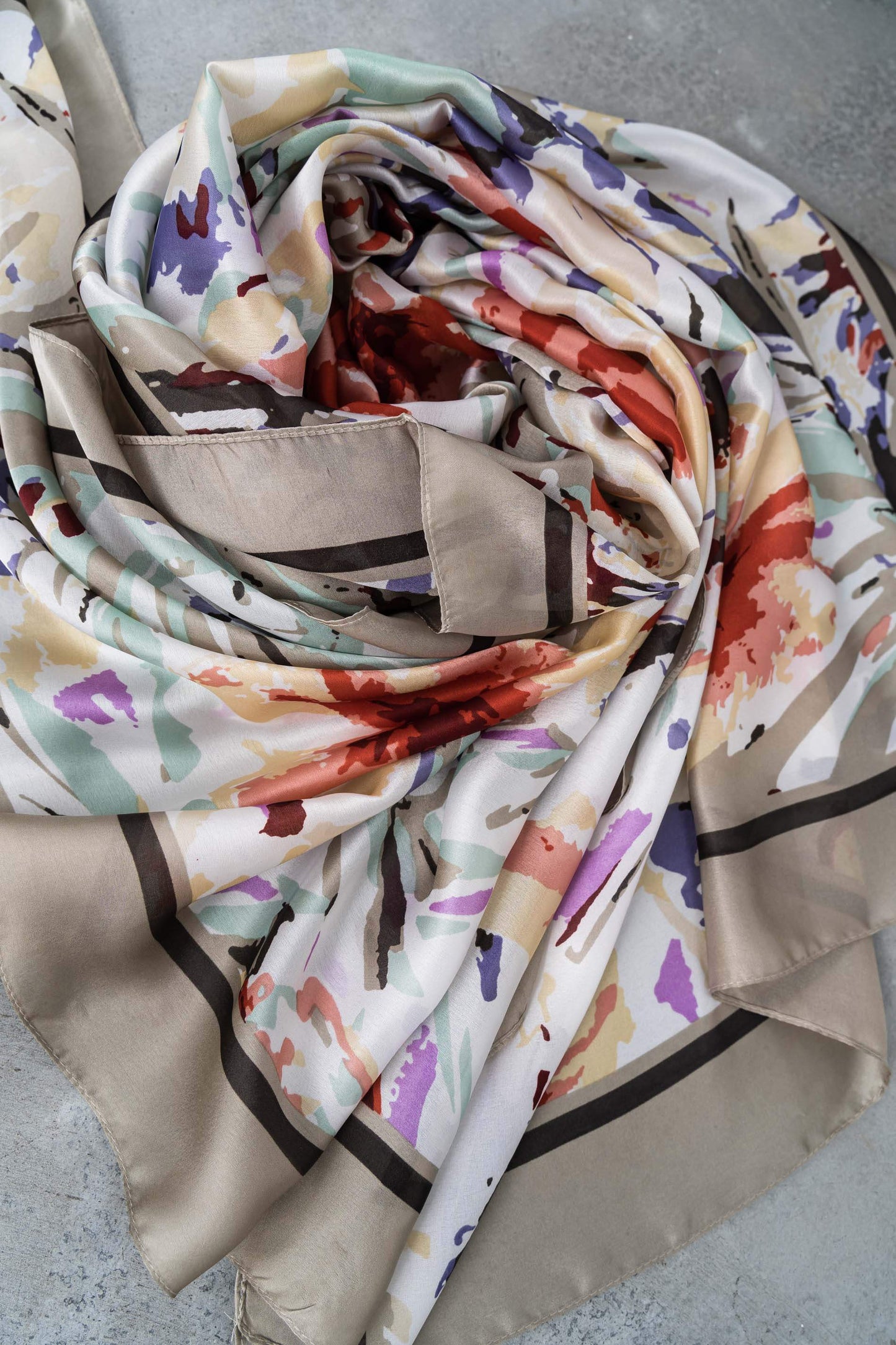 FOULARD EFECTO SEDA TRAZOS BEIGE - Imagen 3