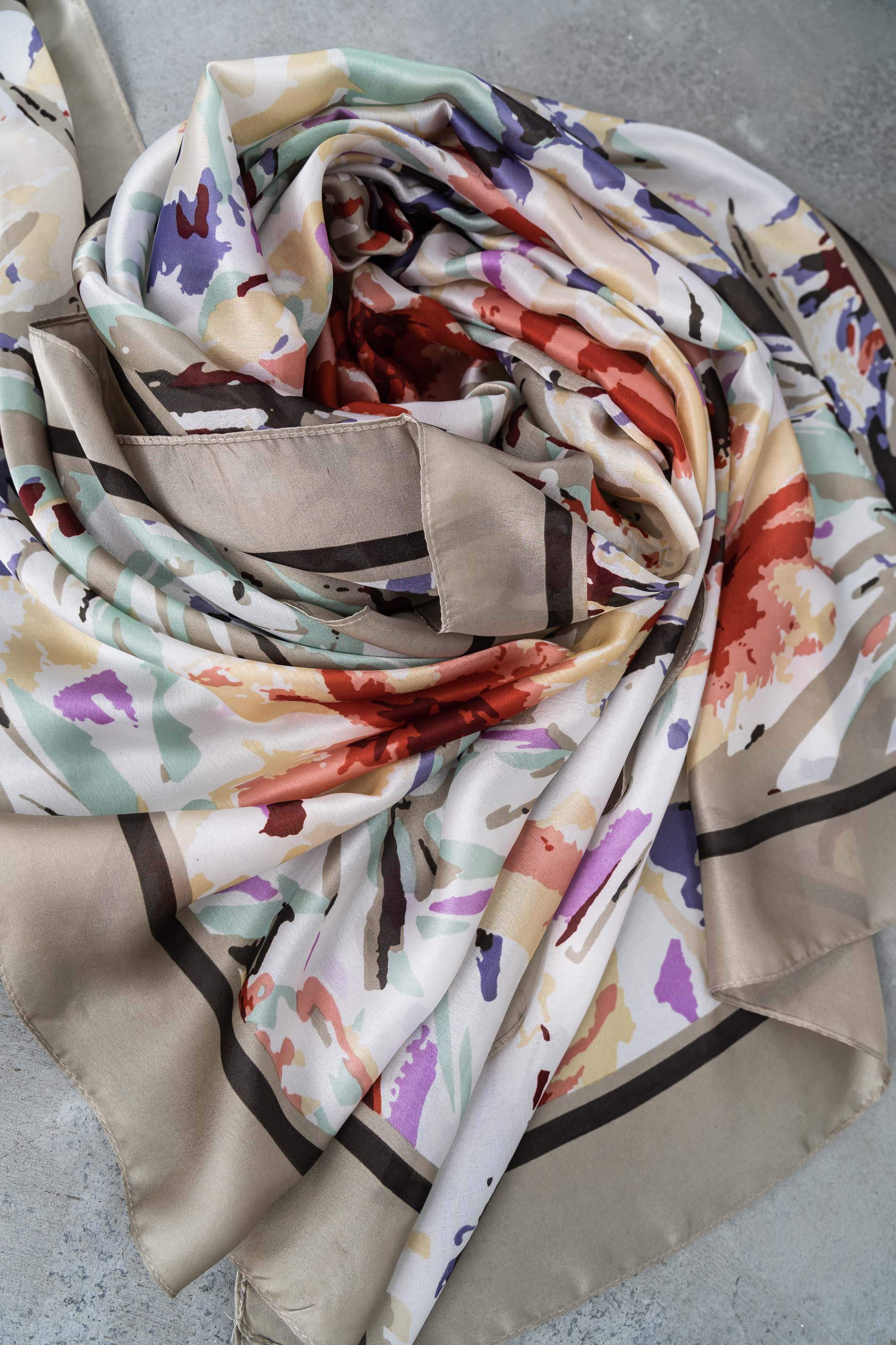 FOULARD EFECTO SEDA TRAZOS BEIGE - Imagen 3