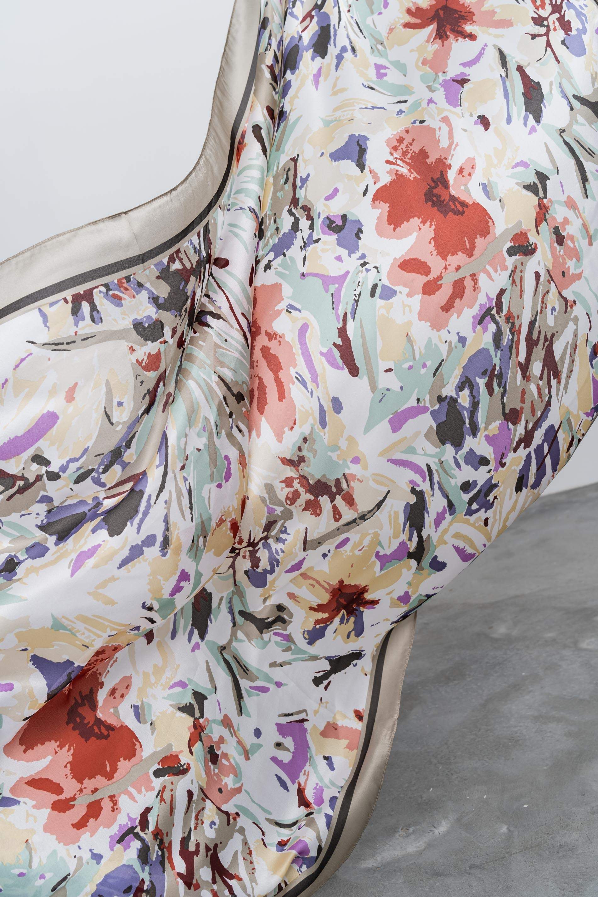 FOULARD EFECTO SEDA TRAZOS BEIGE - Imagen 4