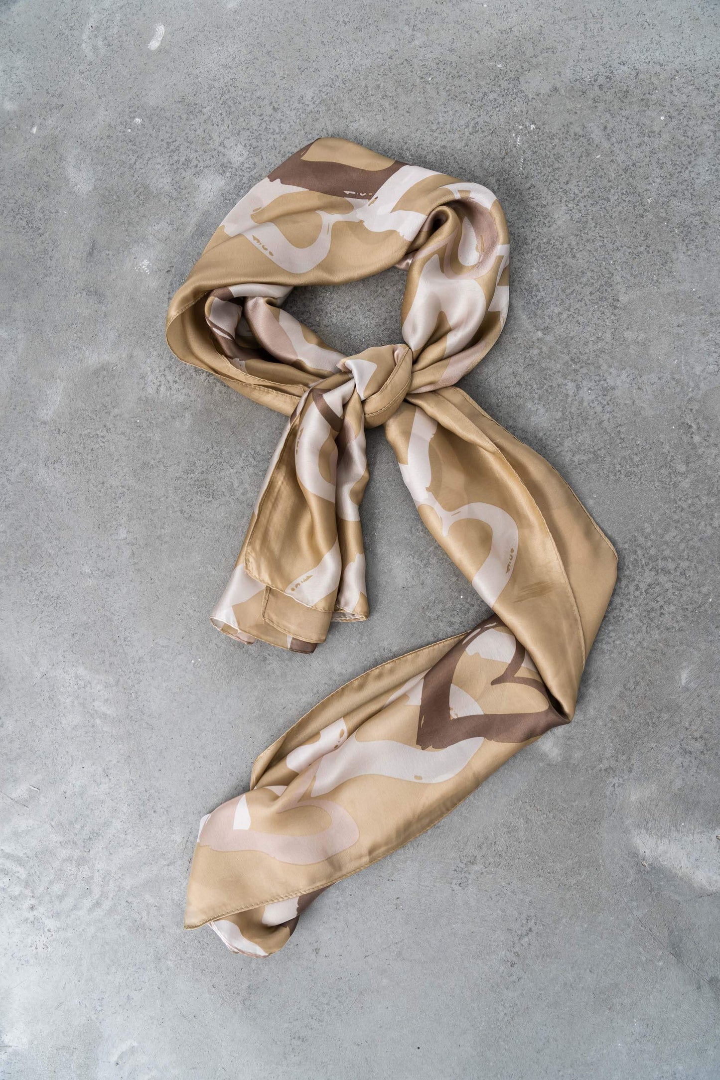 FOULARD EFECTO SEDA CORAZONES BEIGE - Imagen 3