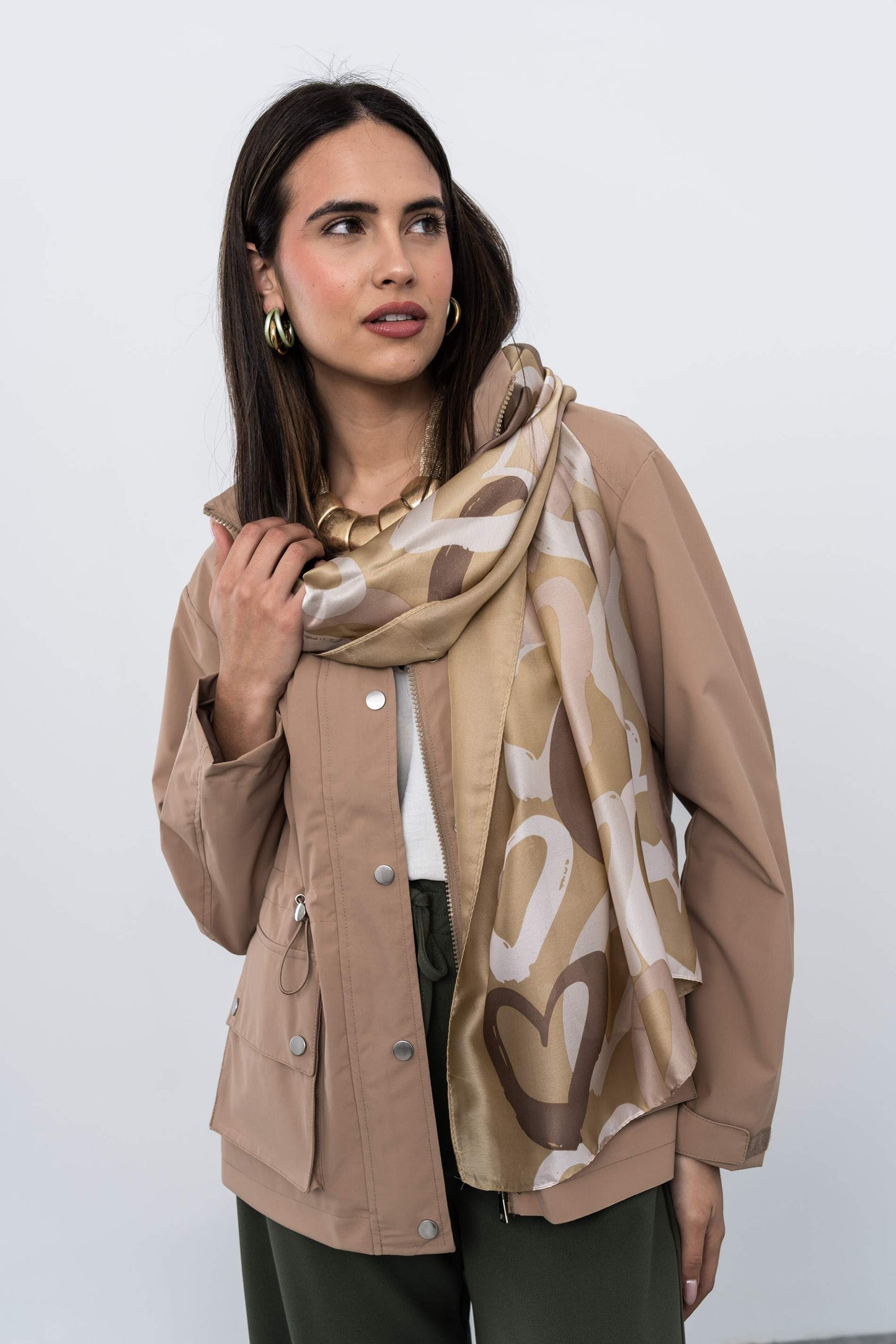 FOULARD EFECTO SEDA CORAZONES BEIGE - Imagen 6