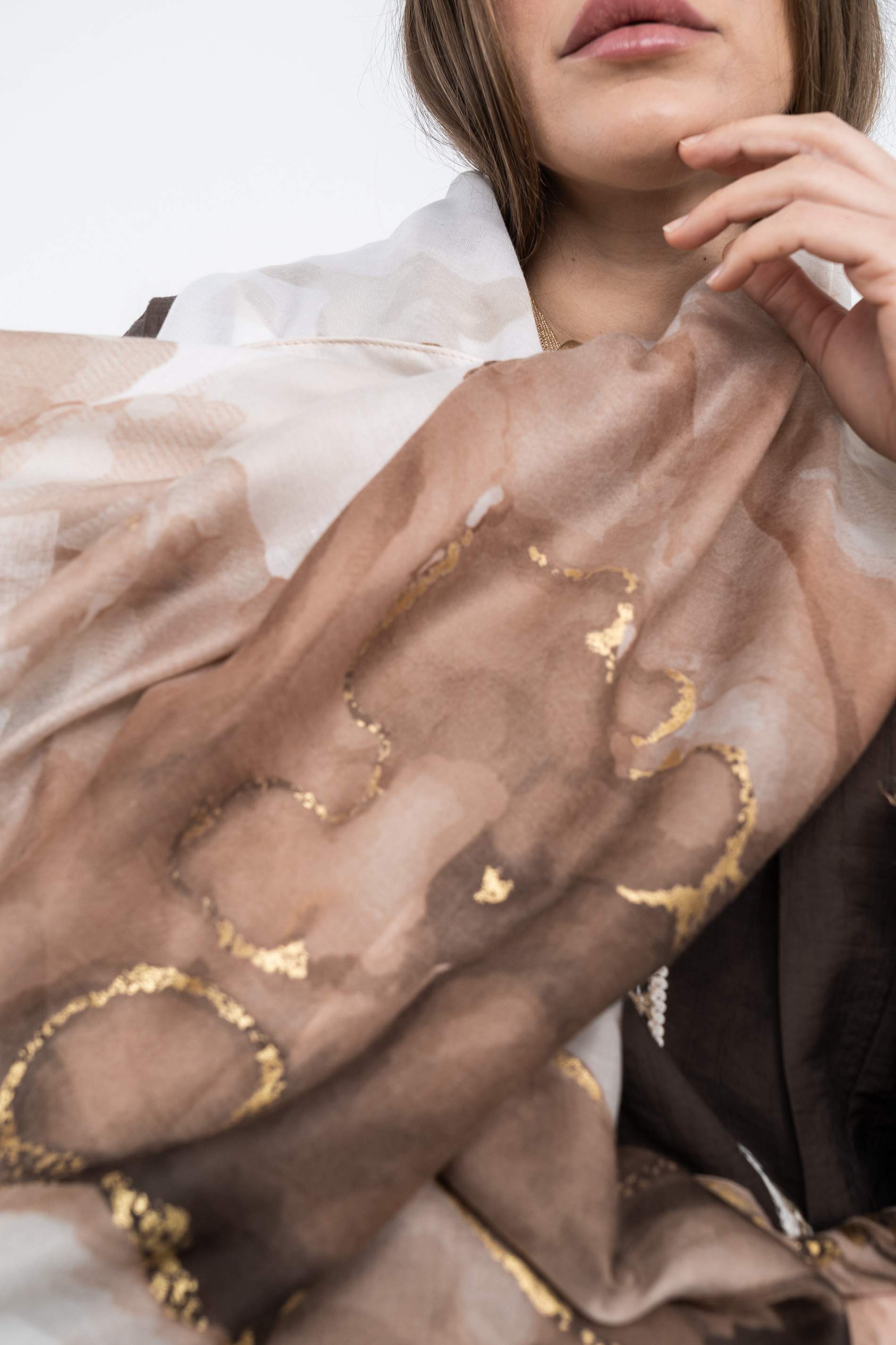 FOULARD FLOR DETALLE ORO BEIGE - Imagen 2