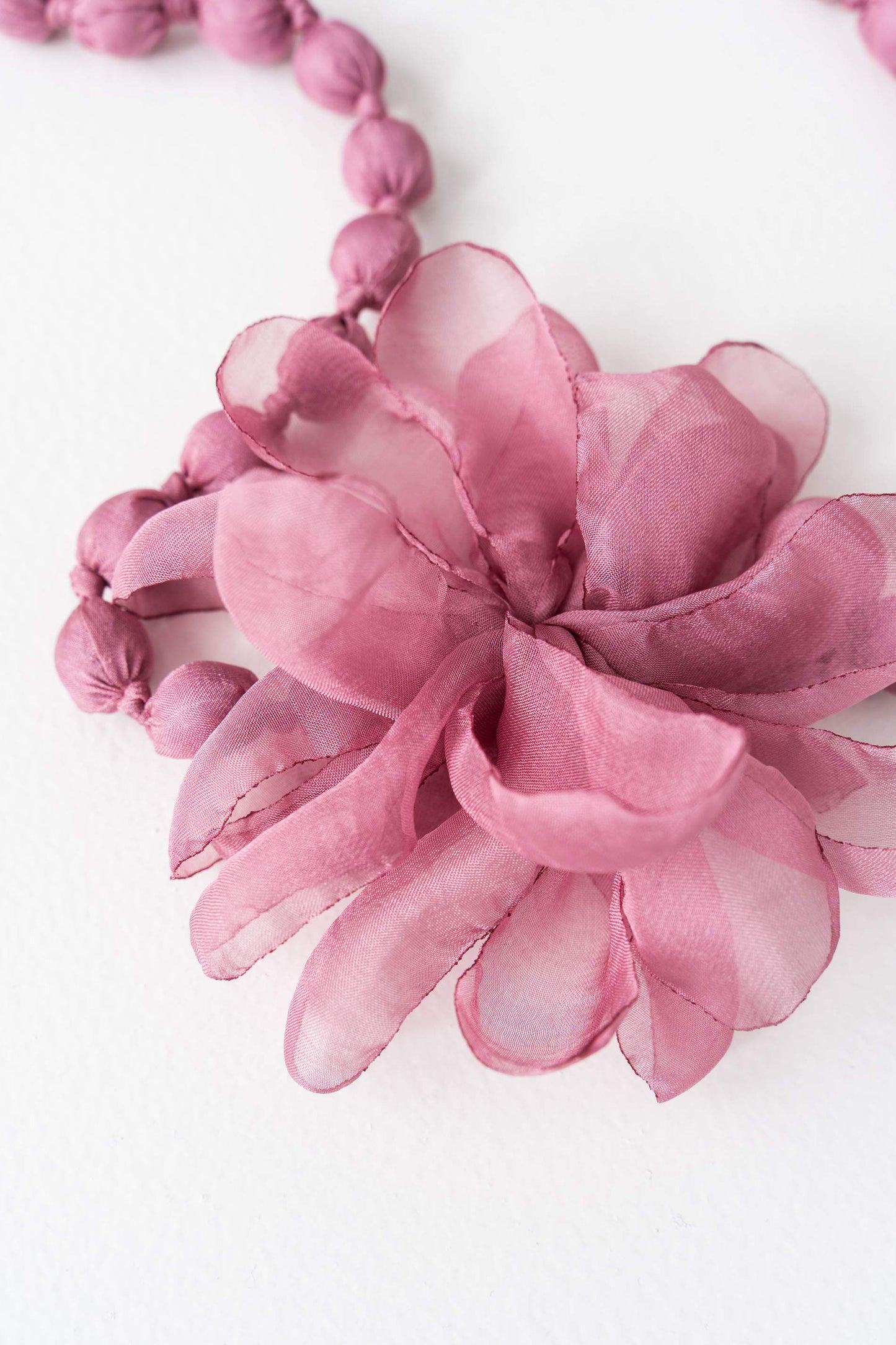 COLLAR FLOR TEJIDO ROSA - Imagen 2