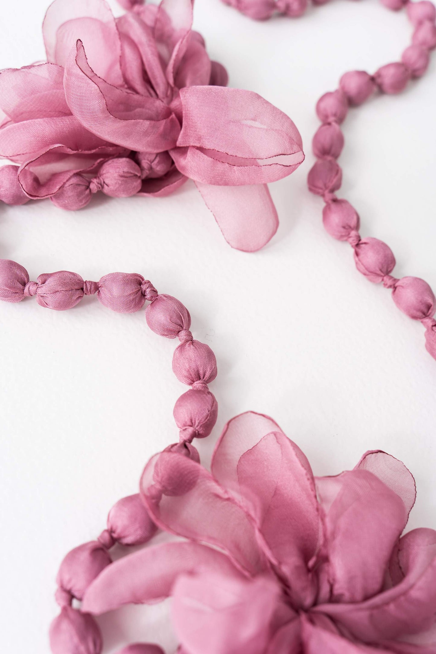 COLLAR FLOR TEJIDO ROSA - Imagen 3