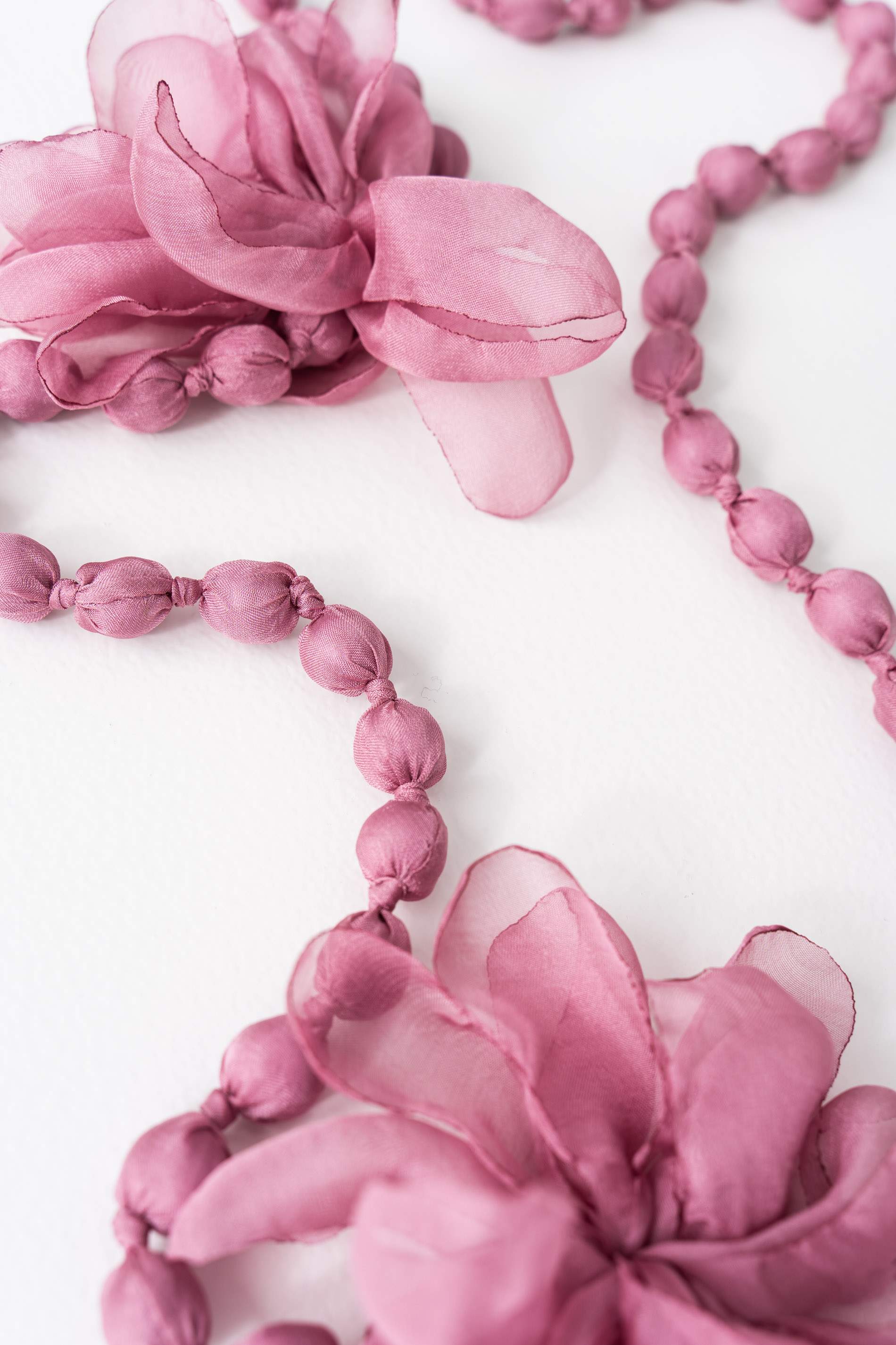 COLLAR FLOR TEJIDO ROSA - Imagen 3