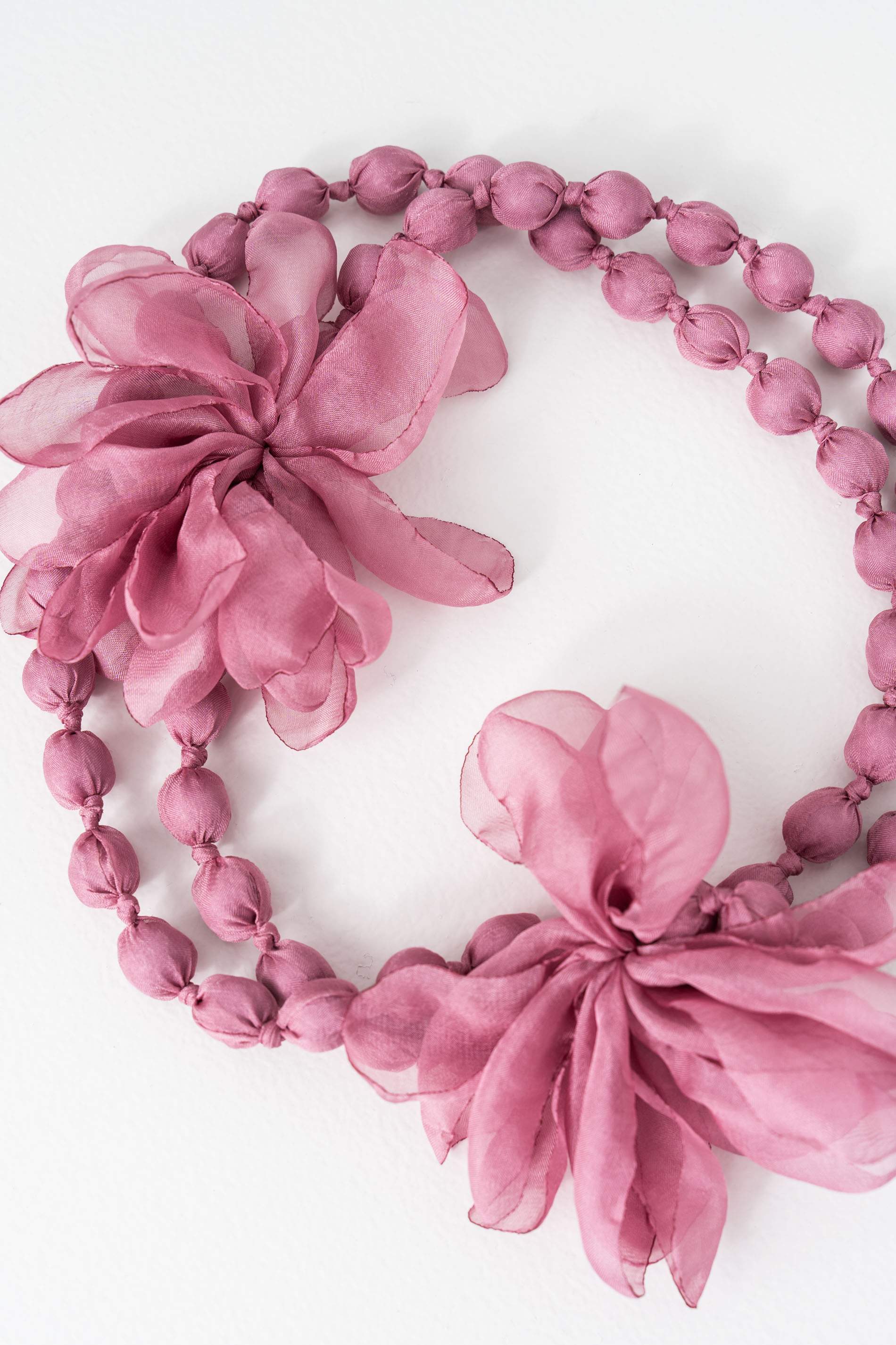 COLLAR FLOR TEJIDO ROSA - Imagen 4