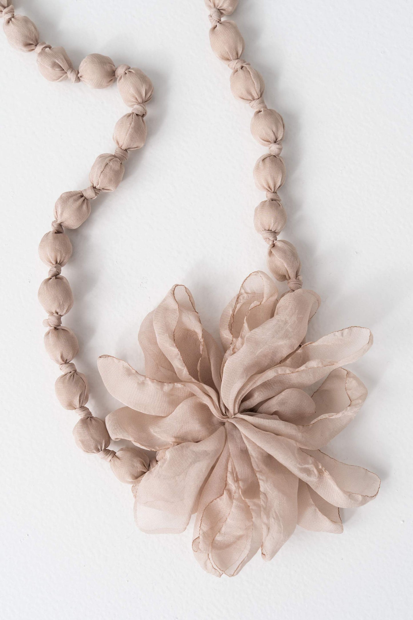 COLLAR FLOR TEJIDO PIEDRA - Imagen 2