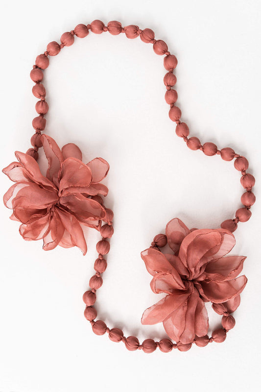 COLLAR FLOR TEJIDO MARSALA
