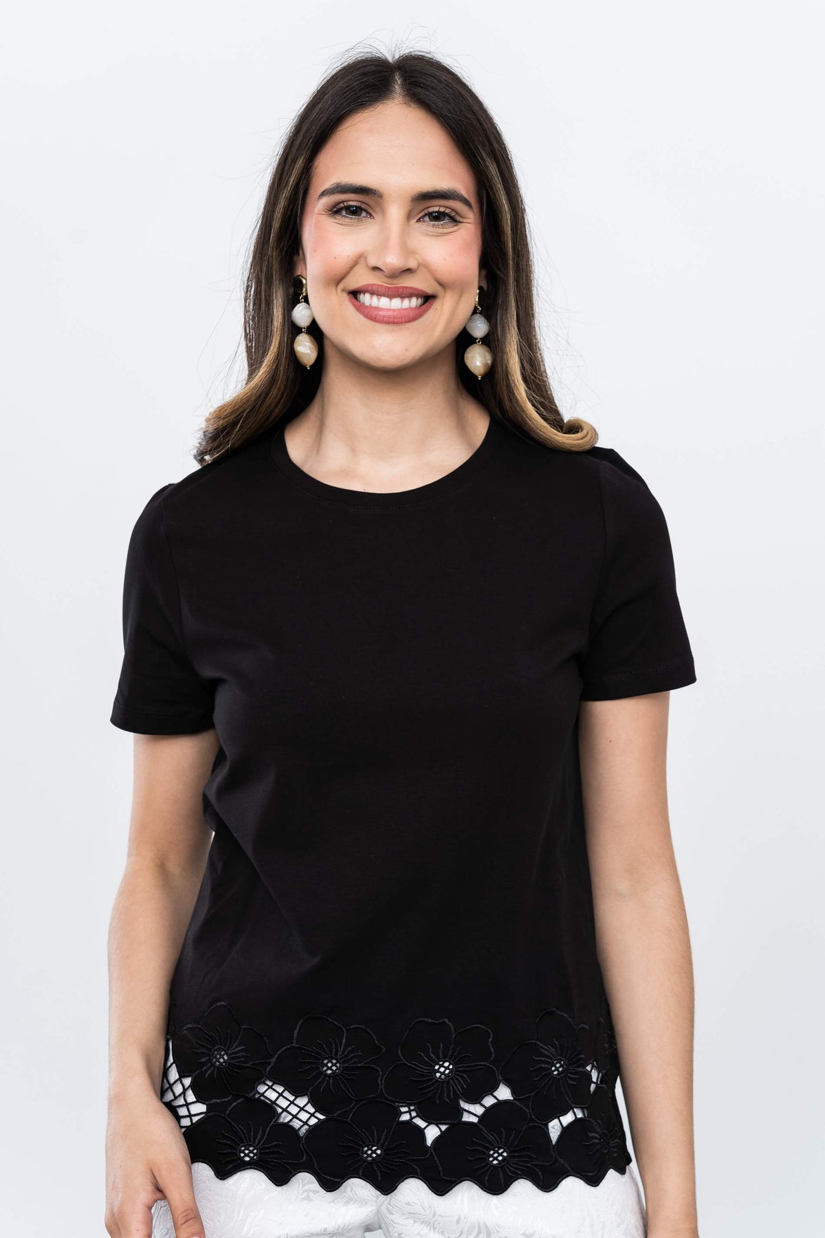 CAMISETA FLORES CALADAS NEGRO