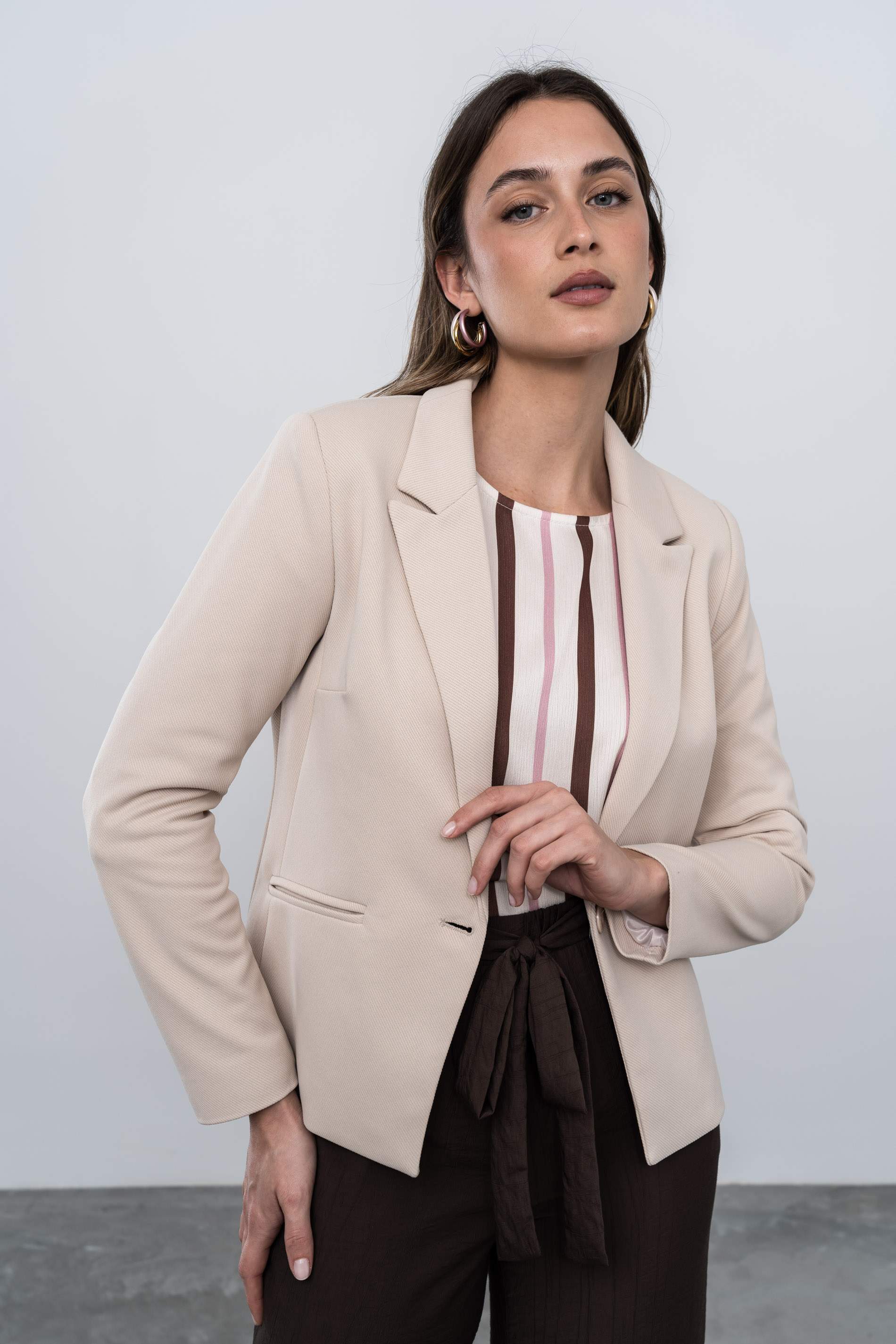 AMERICANA BOTON CORTA BEIGE