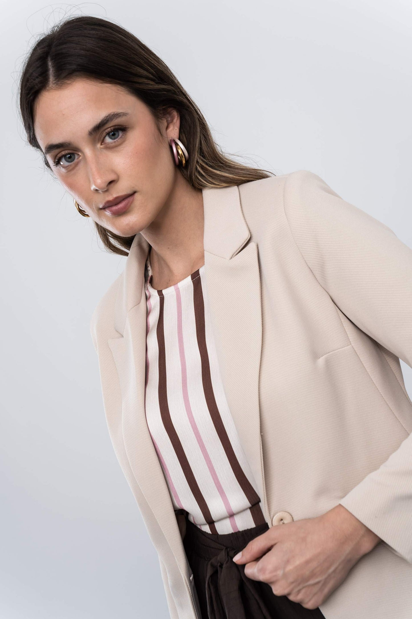 AMERICANA BOTON CORTA BEIGE - Imagen 2