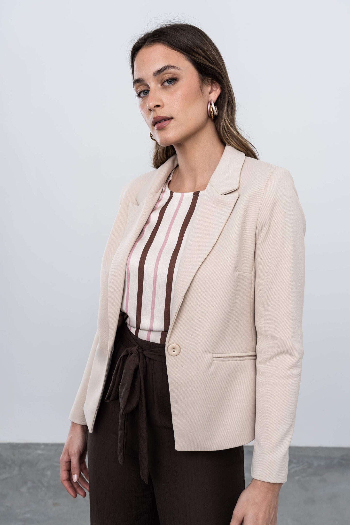 AMERICANA BOTON CORTA BEIGE - Imagen 5