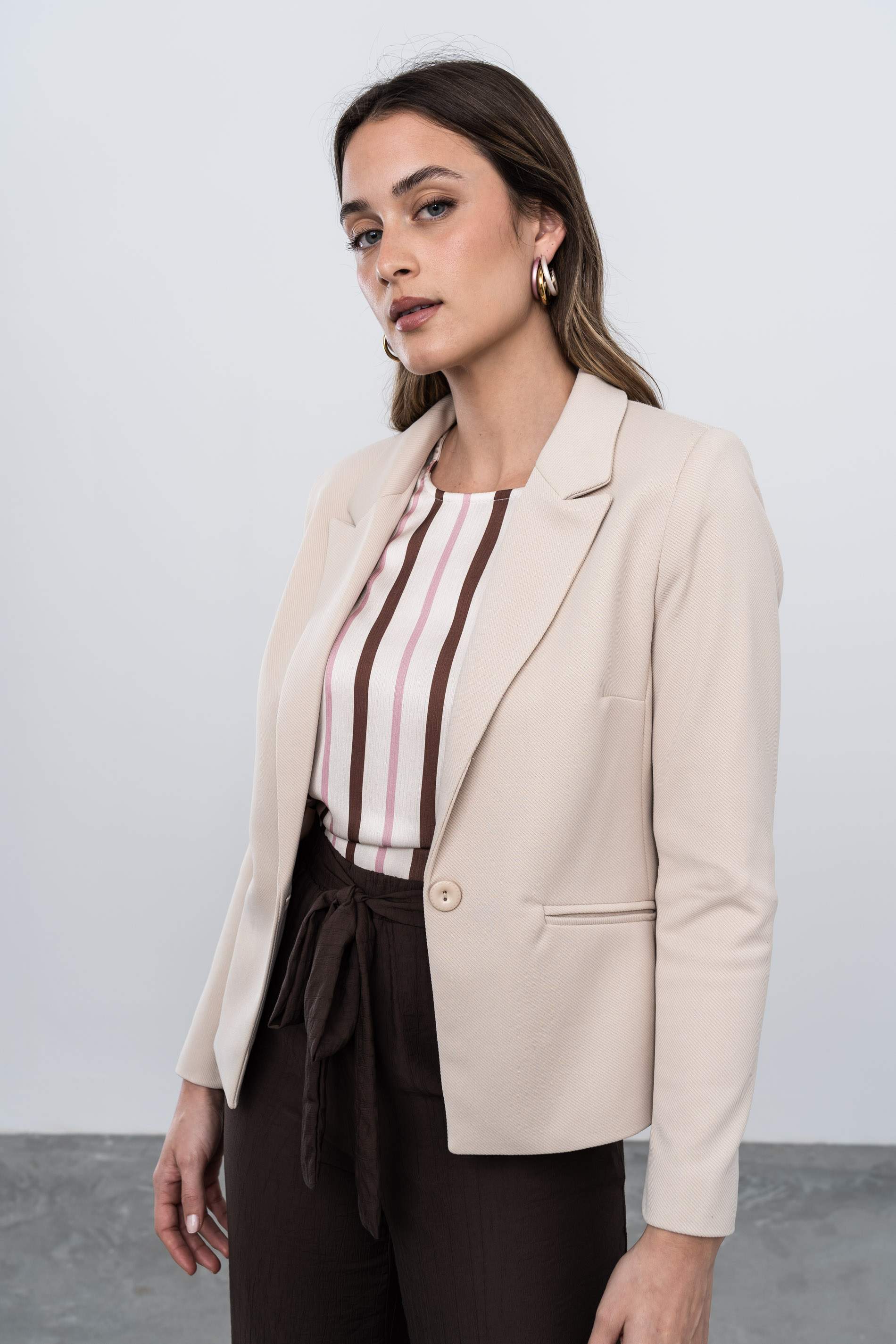 AMERICANA BOTON CORTA BEIGE - Imagen 5