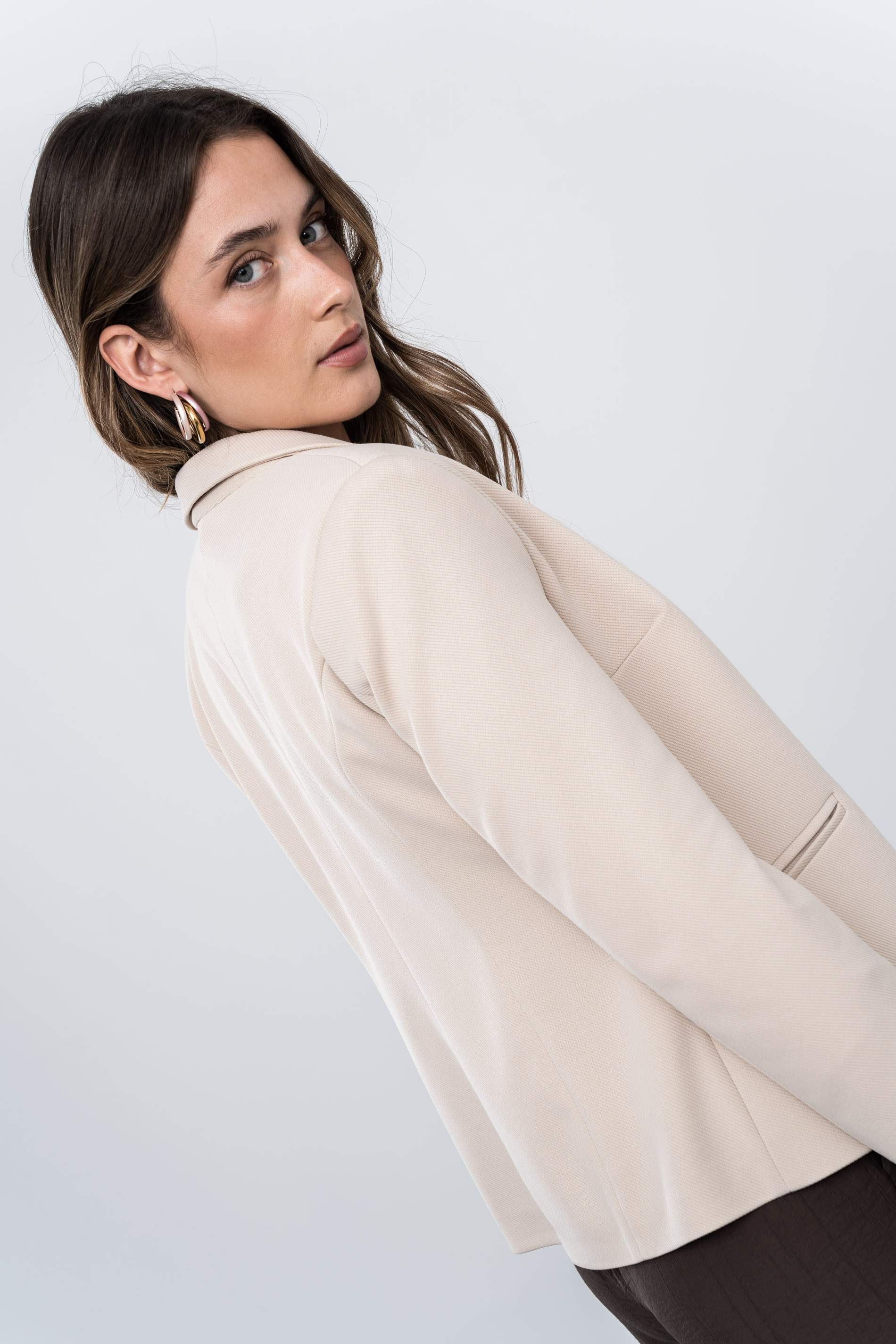 AMERICANA BOTON CORTA BEIGE - Imagen 6