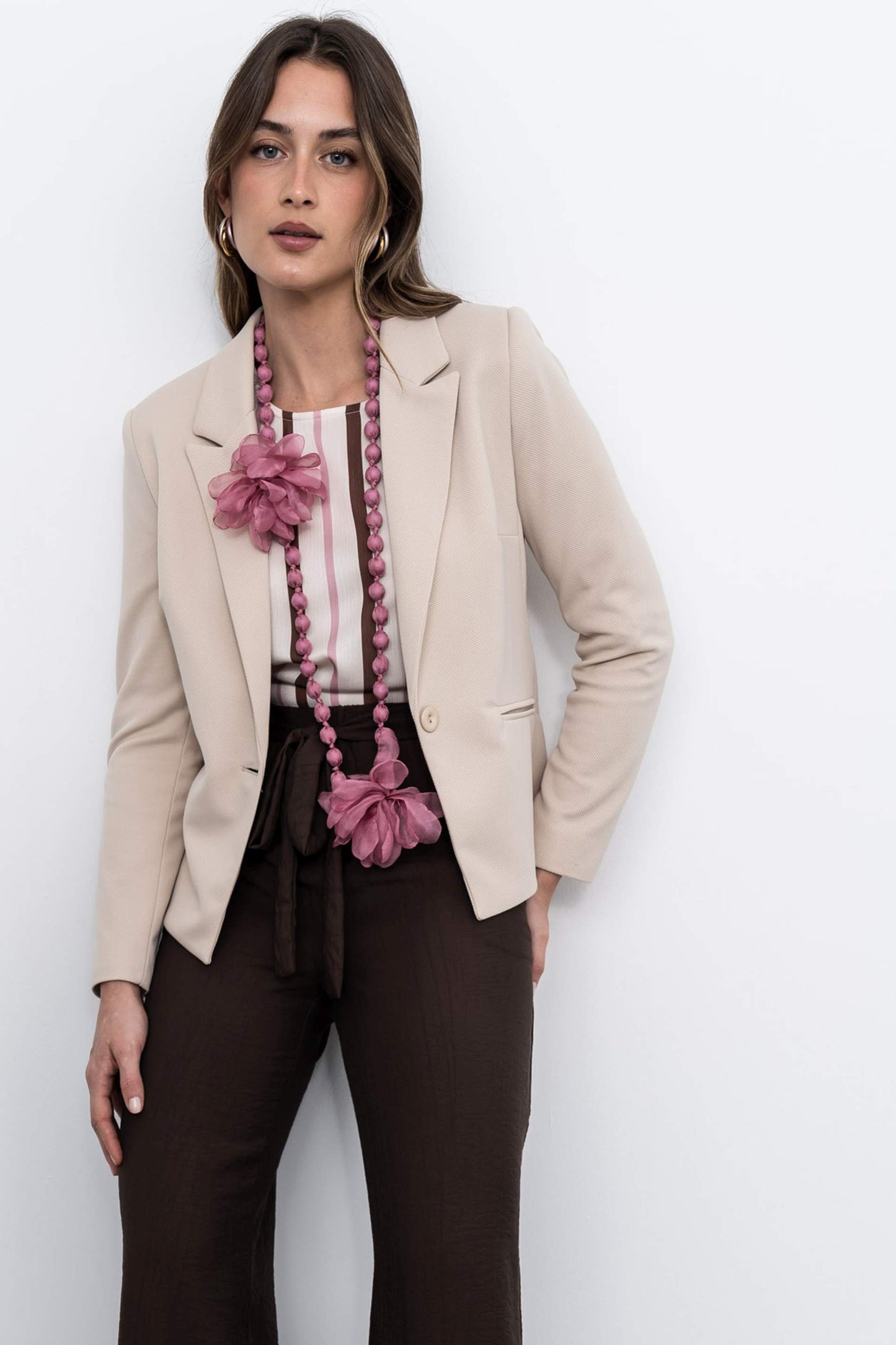 AMERICANA BOTON CORTA BEIGE - Imagen 9