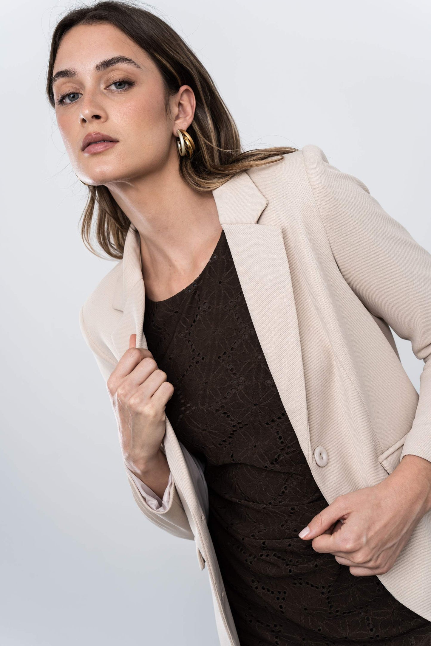 AMERICANA DOBLE BOTON BEIGE - Imagen 4