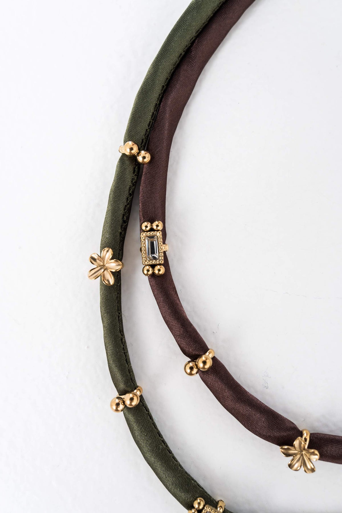 COLLAR TEJIDO DETALLES ENGARZADOS