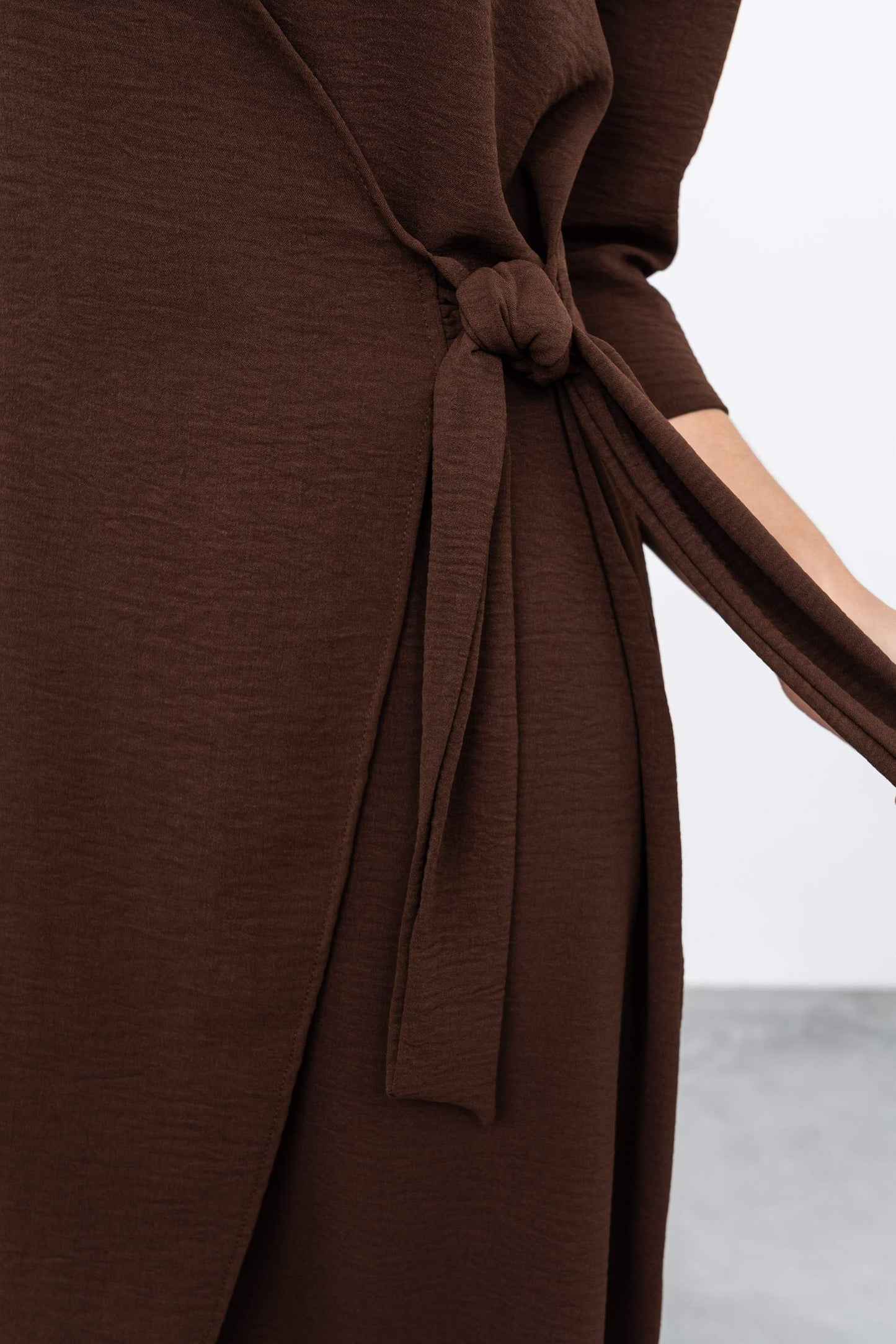 VESTIDO EFECTO CRUZADO MARRON - Imagen 3