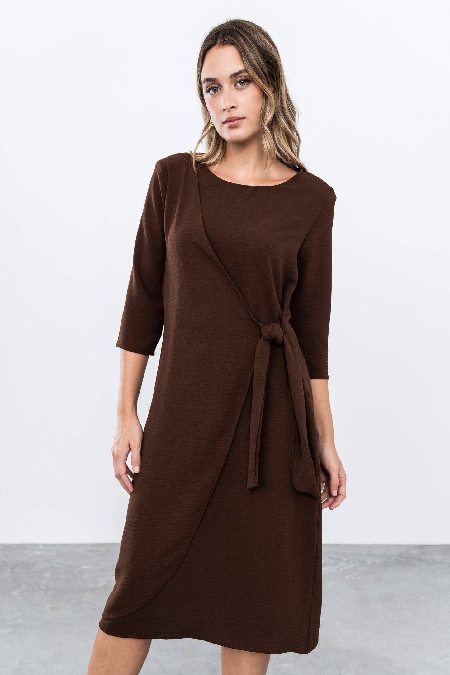 VESTIDO EFECTO CRUZADO MARRON - Imagen 4
