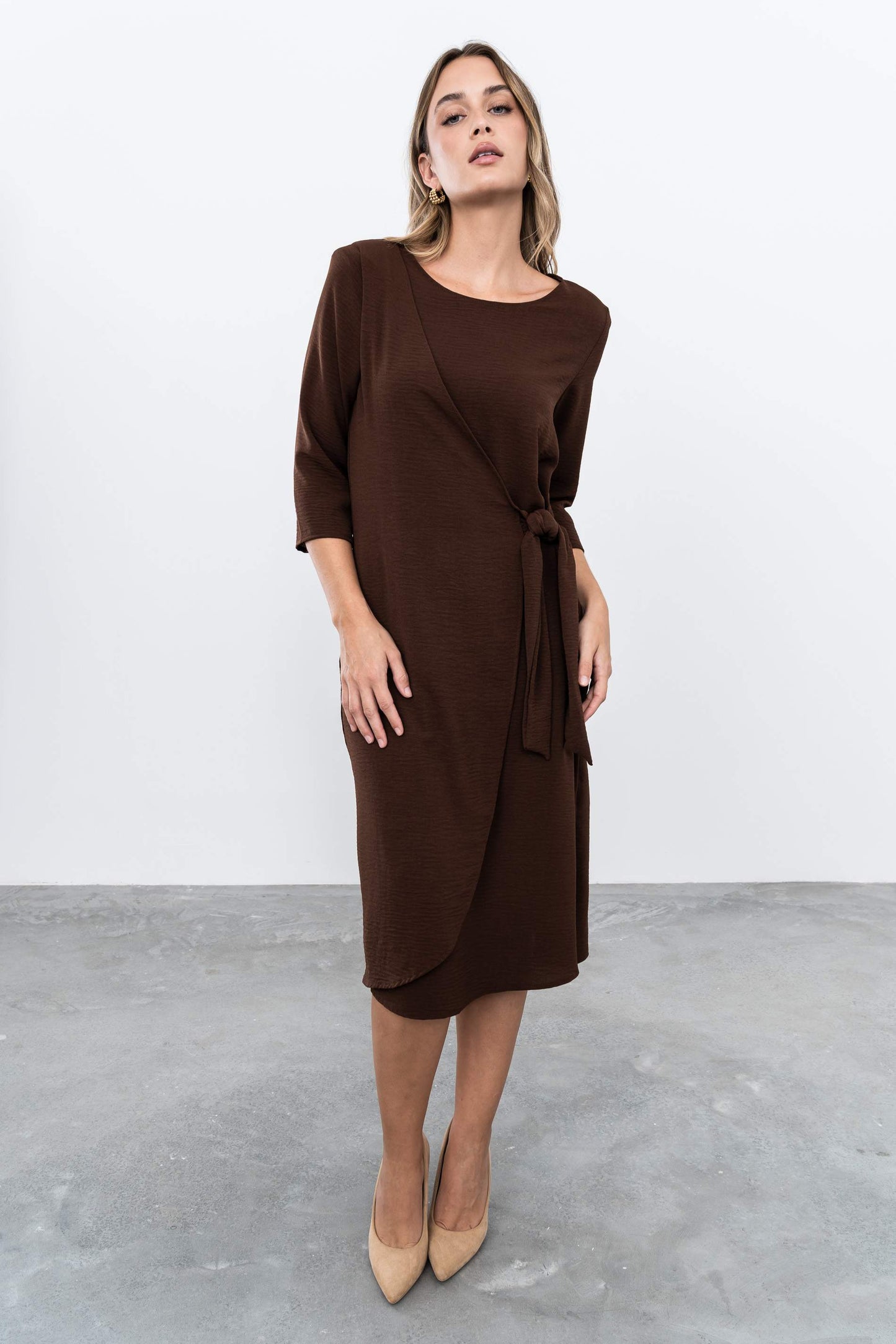 VESTIDO EFECTO CRUZADO MARRON - Imagen 7
