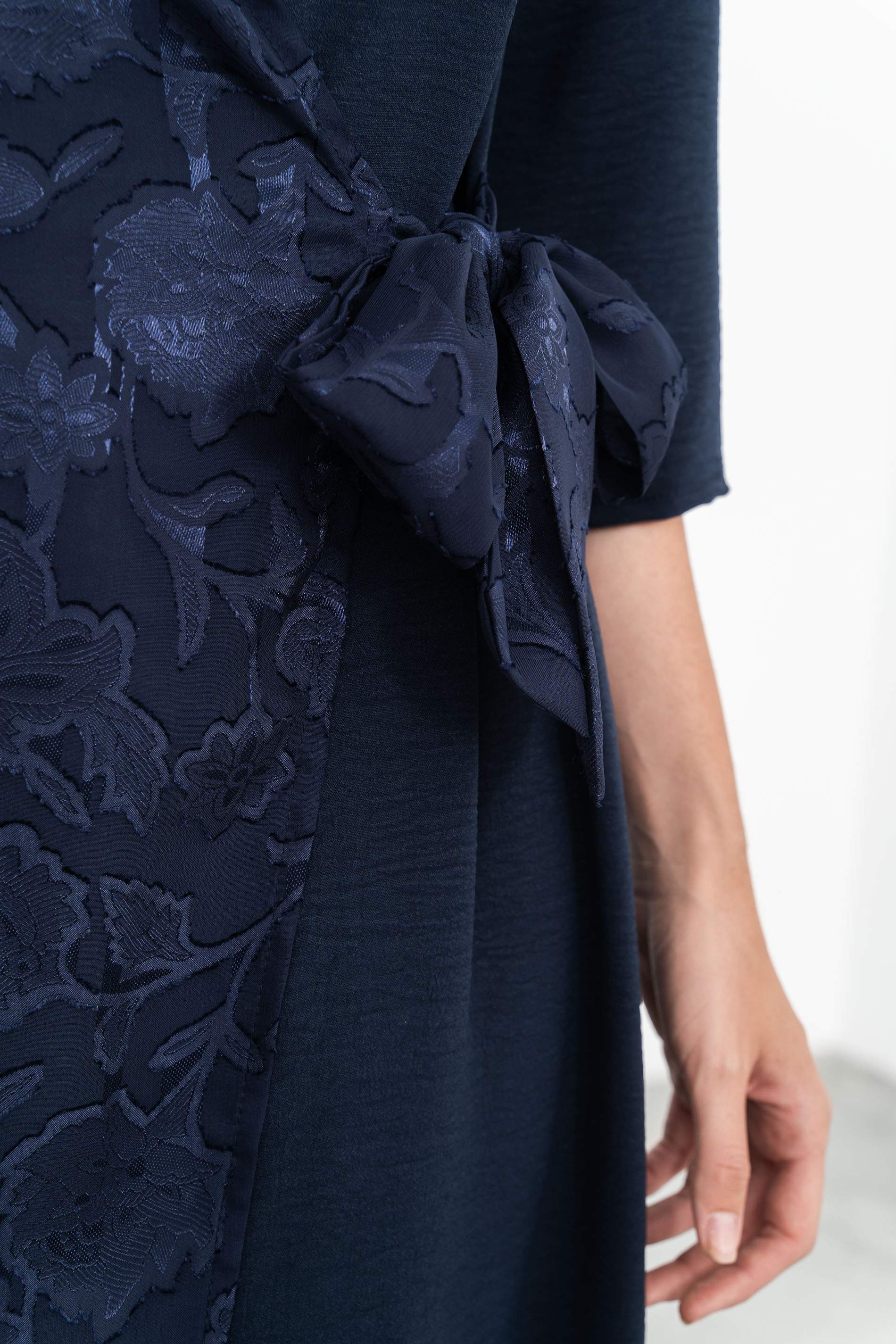 VESTIDO SOBRECAPA JACQUARD MARINO - Imagen 4