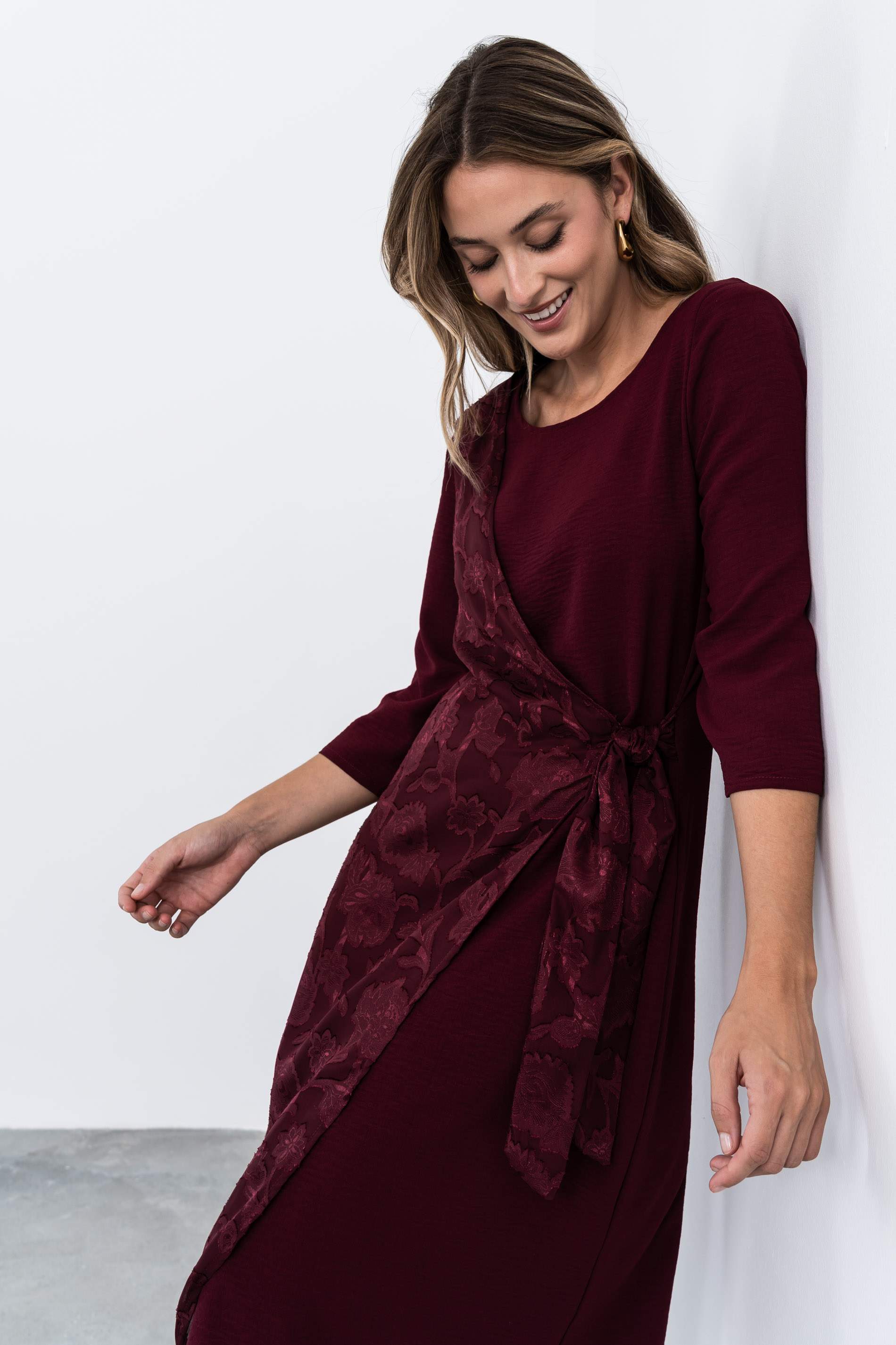 VESTIDO SOBRECAPA JACQUARD BURDEOS - Imagen 2