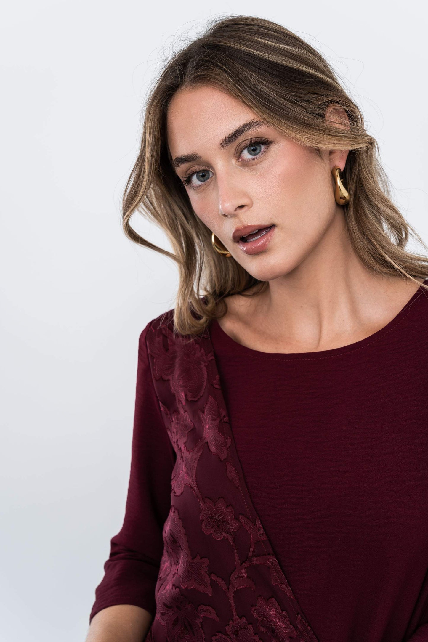 VESTIDO SOBRECAPA JACQUARD BURDEOS - Imagen 3