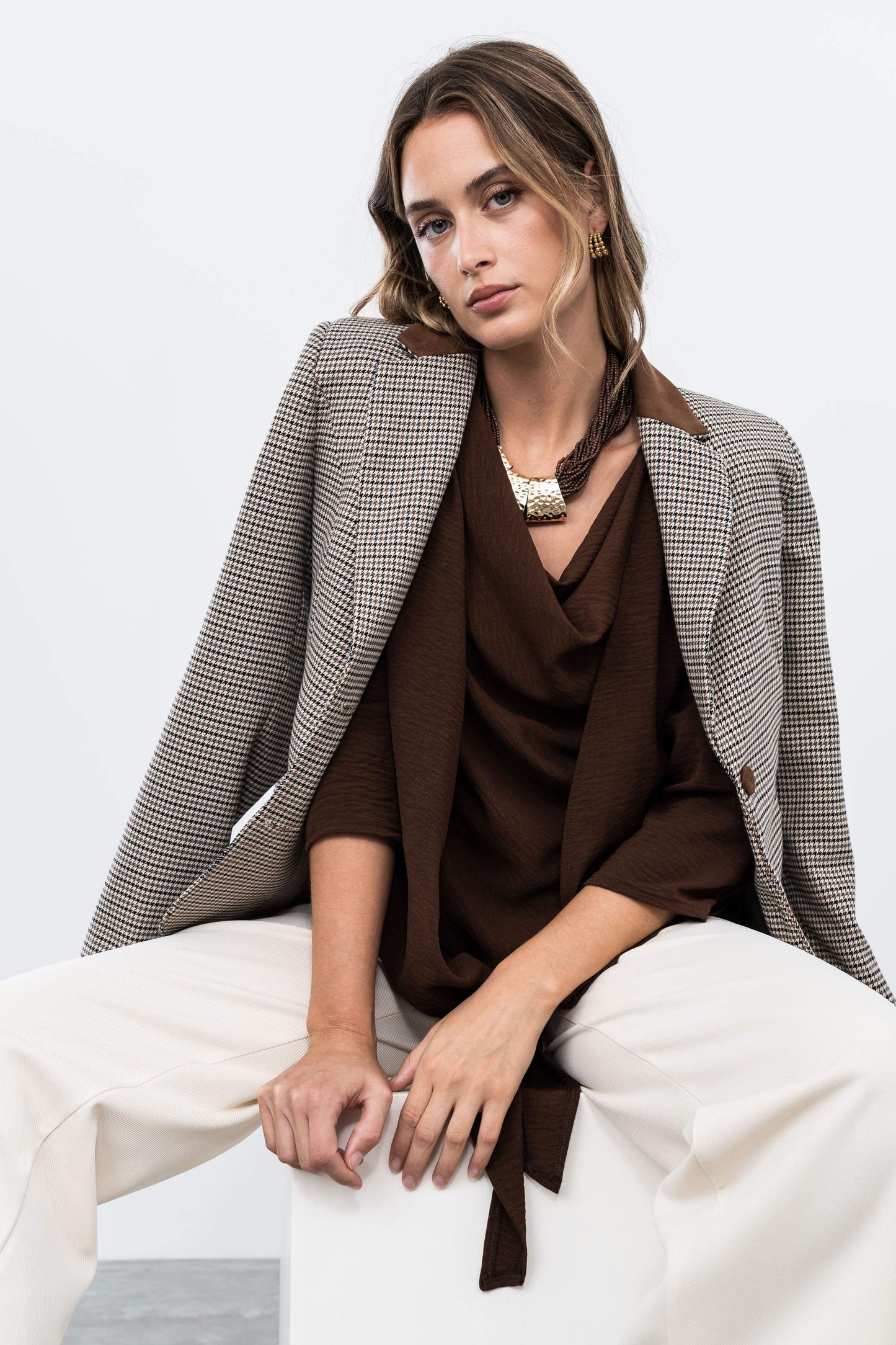 BLUSA DOBLE CAPA NUDO MARRON