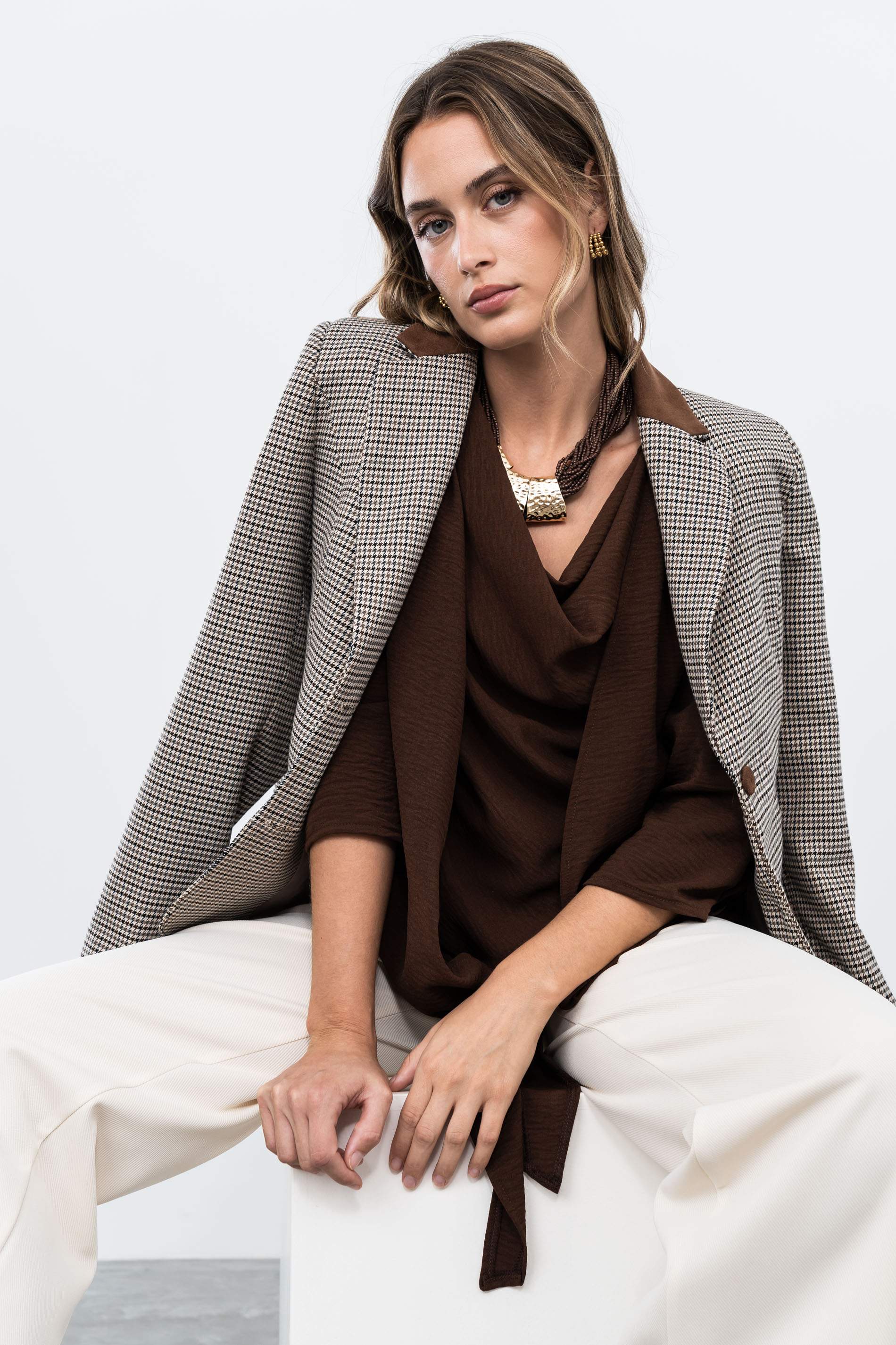 BLUSA DOBLE CAPA NUDO MARRON
