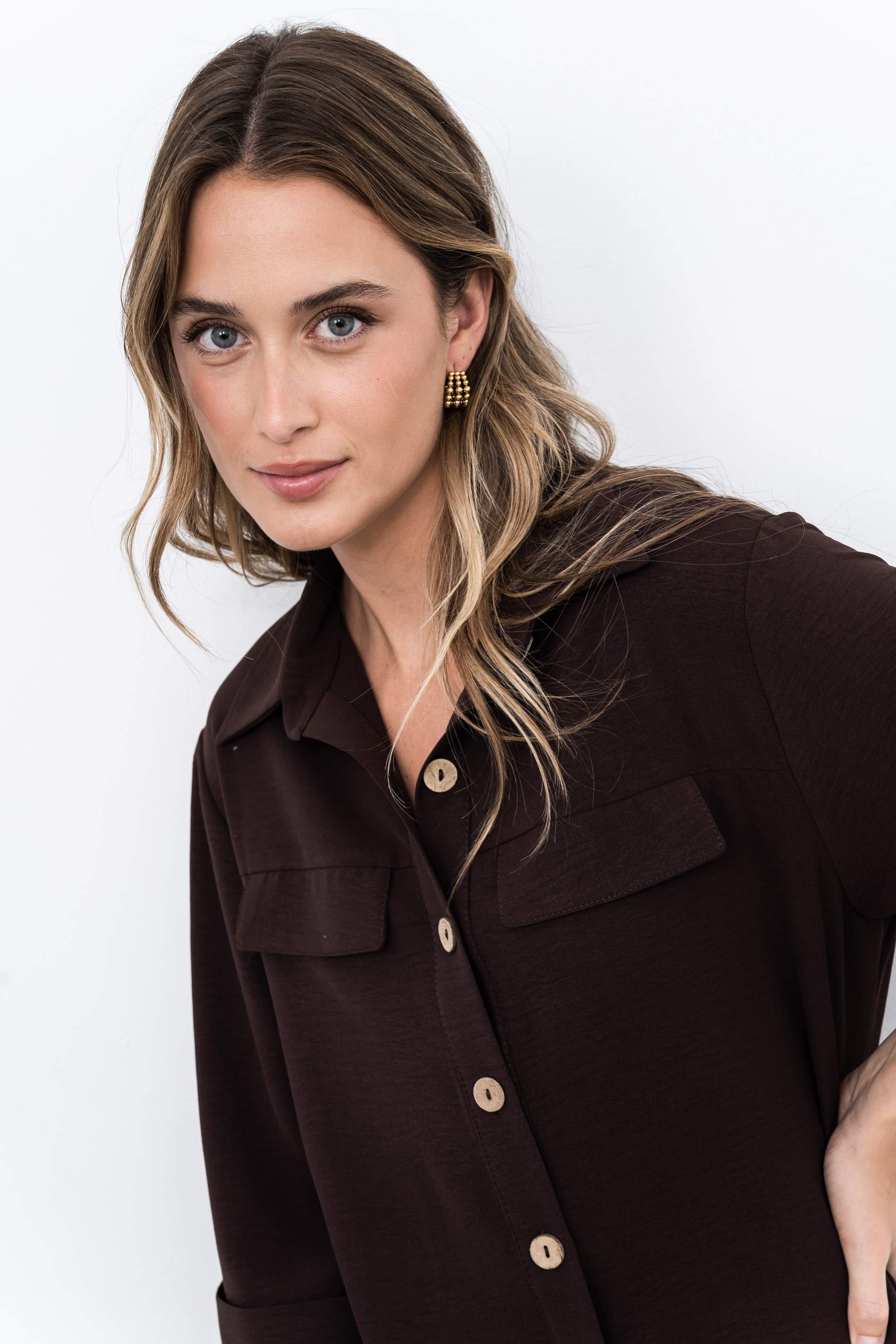 CAMISA MANGAS VUELTA MARRON - Imagen 2