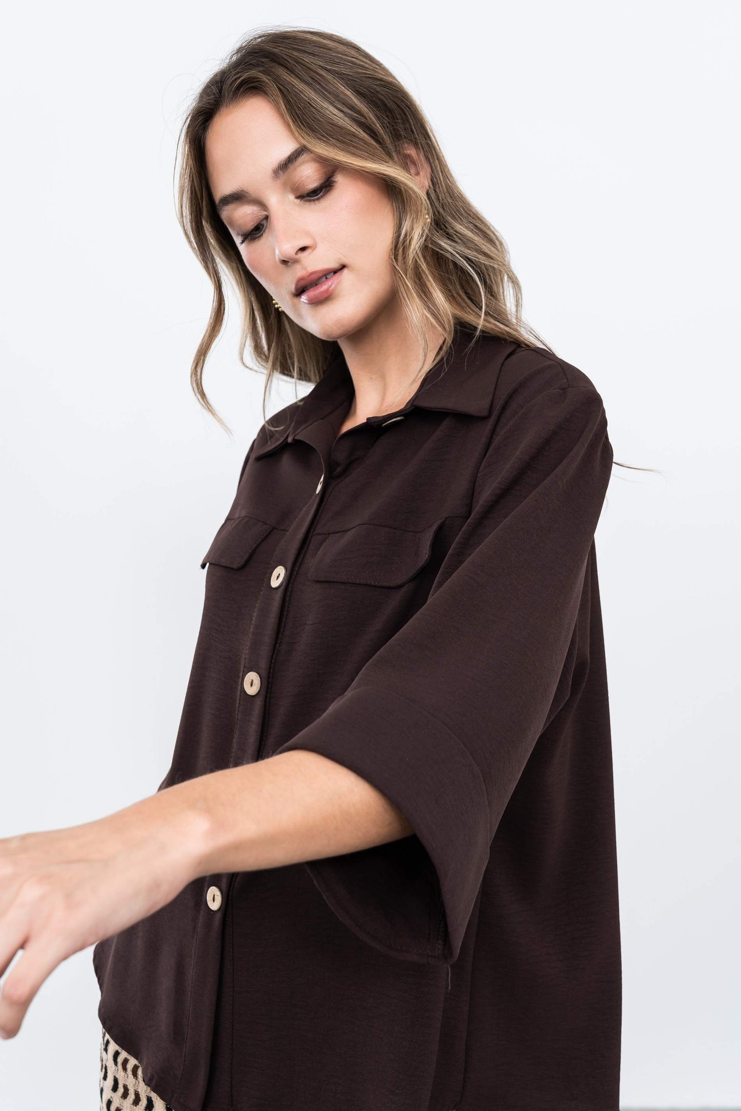 CAMISA MANGAS VUELTA MARRON - Imagen 3
